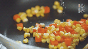 胡蘿卜、玉米洗凈后，處理成粒，加鹽簡(jiǎn)單炒制。