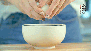 雞蛋液打散，可以加點(diǎn)鹽和黃酒，邊煎邊用筷子攪拌。