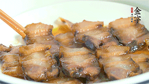 鋪上一片醬肉，撒點(diǎn)芝麻即可。