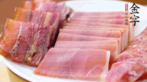 擺盤(pán)后鋪上老豆腐，淋點(diǎn)料酒，灑點(diǎn)白糖上鍋蒸20分鐘。