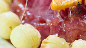 出鍋前10分鐘淋上蜂蜜，倒扣出來(lái)撒上桂花，擺上胡蘿卜裝飾即可。