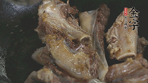 加入白蘿卜、料酒、水、火腿煮40分鐘。