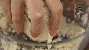 揉勻成光滑的面團(tuán)后，醒發(fā)半小時(shí)。