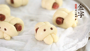 上鍋大火蒸20分鐘后，關(guān)火燜5分鐘就可以了。