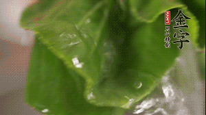 小青菜從根部掰開(kāi)，分別洗凈。