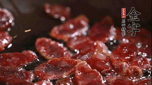 鍋中油7成熱時(shí)，香腸片翻炒均勻，然后依順序加胡蘿卜絲、小青菜、面條。