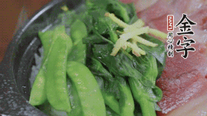 燜好的米飯開蓋，放入菜心、荷蘭豆，澆上調(diào)味汁拌勻。