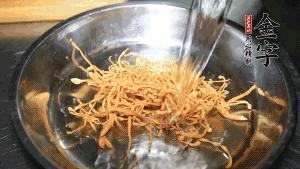 蟲草花用涼水浸泡10分鐘，干香菇溫水泡發(fā)至軟去蒂備用。蓮子、紅棗也可一同清洗干凈。