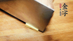 將雞、生姜片、火腿片放入砂鍋中，注入清水淹沒雞身。（燉湯最適宜冷水下鍋，隨著水溫的慢慢升高，原料會充分釋放出營養(yǎng)。）