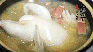 煮沸時加入蟲草花、香菇、紅棗，以料酒調味繼續(xù)小火燉煮1小時左右。