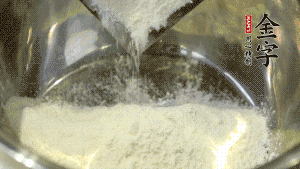 【油皮】1．將油皮材料放入料盆中，緩緩加100ml水，攪拌成雪花片狀。在案板上反復(fù)揉搓成有一定筋度的光潔面團(tuán)，搓成12個團(tuán)子。