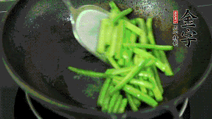 鍋中倒油，油溫7成熱時(shí)，放入四季豆煸炒至變色，然后放入香腸均勻翻炒，加少許清水燜煮1分鐘。