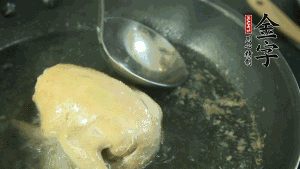 鴿子去毛和內(nèi)臟，處理干凈。大火燒開鍋中的水，放入鴿子汆燙3分鐘，撇清血沫，撈出備用。（為了保證湯色純正，肉類在煲制前要先去除殘留的血水，煲湯時一定要冷水下鍋，這樣肉里的蛋白質(zhì)才可以充分地溶解到湯里，湯的味道才會鮮美。）