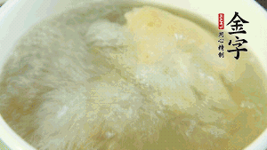 待湯水滾開后，再加入山藥塊，以料酒調(diào)味。