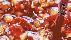 加入蒜末后攪拌均勻，讓每一種味道更加融合。(這個(gè)醬汁是不是看起來(lái)很誘人啊^_^)