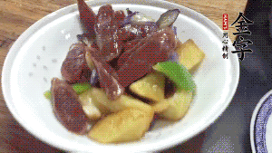 加少量生抽、鹽、糖、雞精調(diào)味，炒熟出鍋即可。