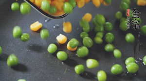 鍋7成熱時(shí)，下豌豆、玉米翻炒，再依次放醬肉、洋蔥碎、木耳碎。