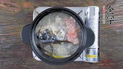 放豆腐、海鮮菇繼續(xù)中小火煮5分鐘。