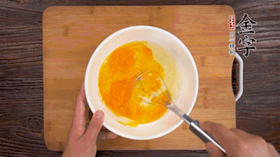 雞蛋加鹽、料酒打散后，加1.5倍溫水?dāng)嚢杈鶆颉?>
					</div>
					<span>步驟 2/5</span>
					<p>雞蛋加鹽、料酒打散后，加1.5倍溫水?dāng)嚢杈鶆颉?/p>
				</li><li>
					<div   id=