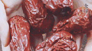 紅棗洗凈，對(duì)半剪開。