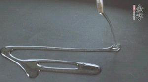 鍋中加少許油，爆香蔥姜蒜、香料 ，喜歡麻的也可以加點(diǎn)花椒！接著放入郫縣豆瓣醬煸炒出紅油。