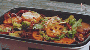 加入金字麻辣香腸，翻炒5分鐘左右。再加入之前準(zhǔn)備好的蔬菜，翻炒均勻，最后放入蝦。