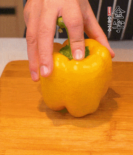 干花菇提前泡發(fā)，胡蘿卜、青椒、黃椒和花菇切丁，小紅椒切圈，小蔥切末。