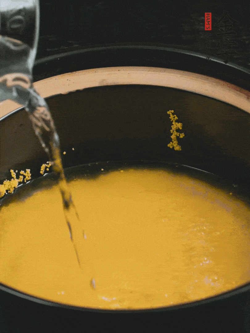 小米洗凈后，加水小火煲1個(gè)小時(shí)。