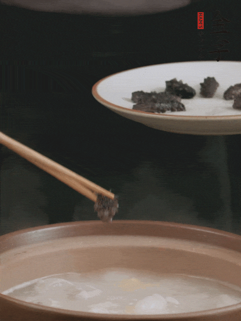 期間雞湯燉到80分鐘時(shí)，加小海參再燉10分鐘。