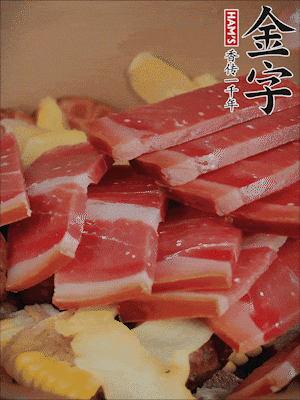 除鮑魚外的所有材料放進鍋里，加清水、姜、黃酒，大火燒開，轉(zhuǎn)小火煲90分鐘。