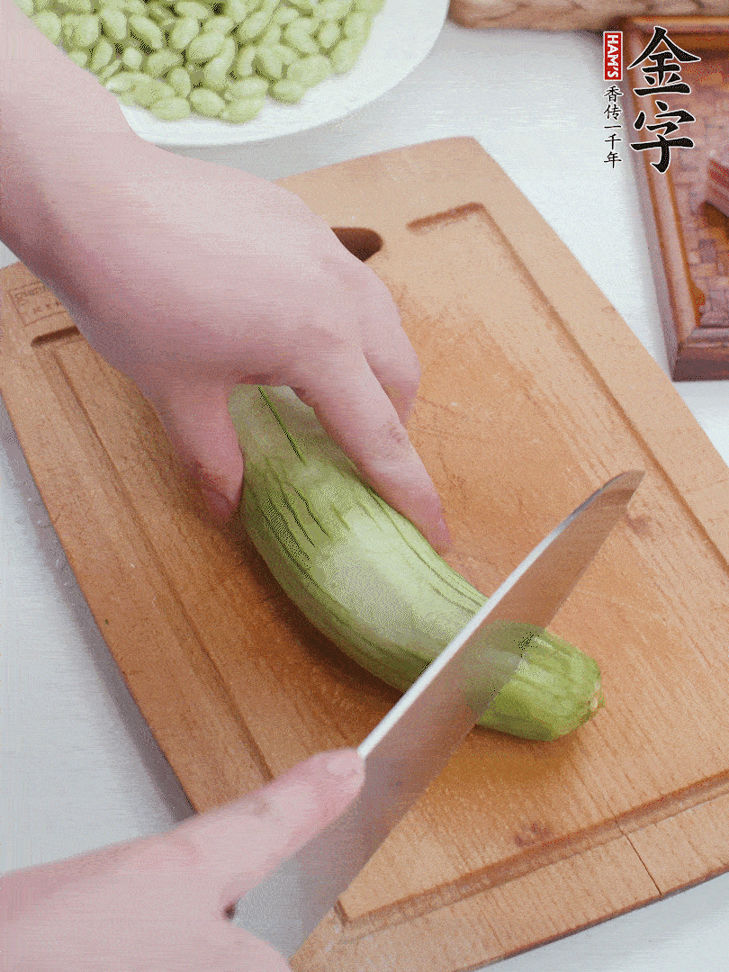 絲瓜去掉外皮，去掉兩端，切成滾刀塊。