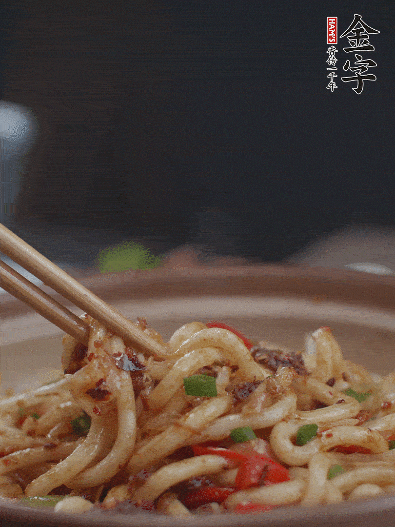 一小撮鹽調(diào)味。最后可以點(diǎn)綴香蔥段。