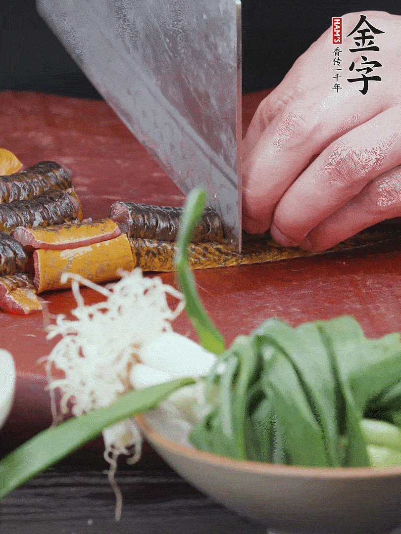 黃鱔去內(nèi)臟洗凈，切花刀斬段。沸水下鍋，加黃酒焯水去血沫。