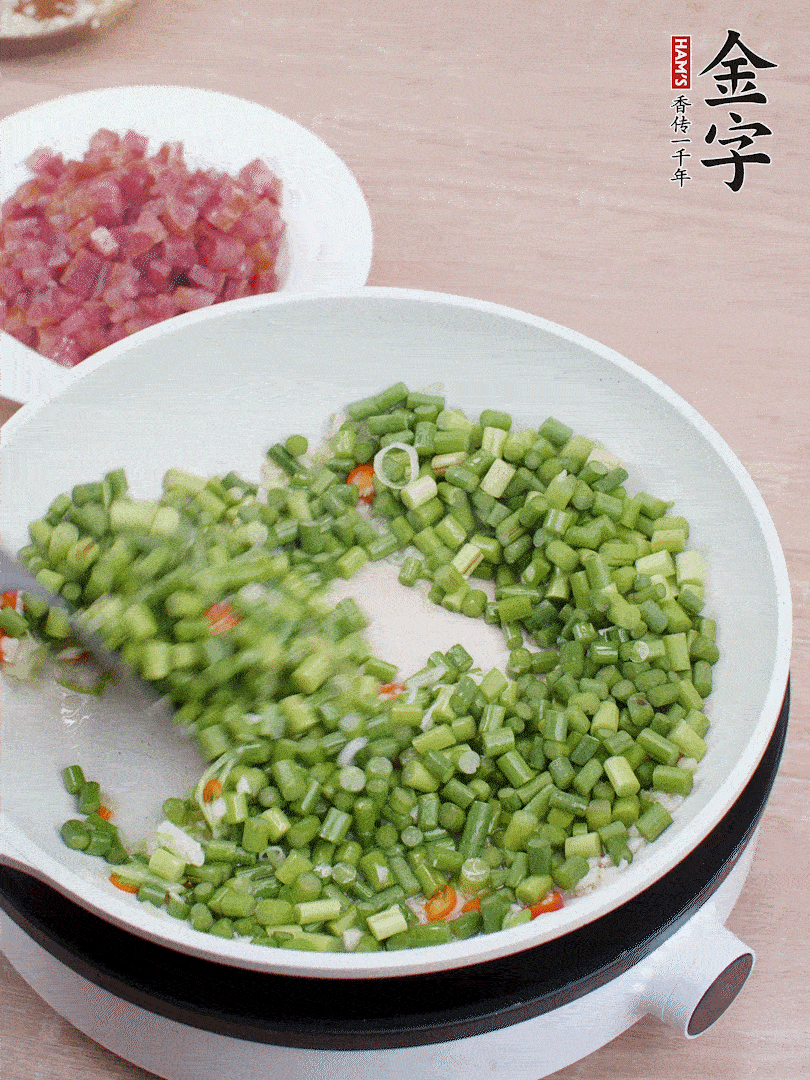 下蒜苔丁、一點(diǎn)鹽翻炒。