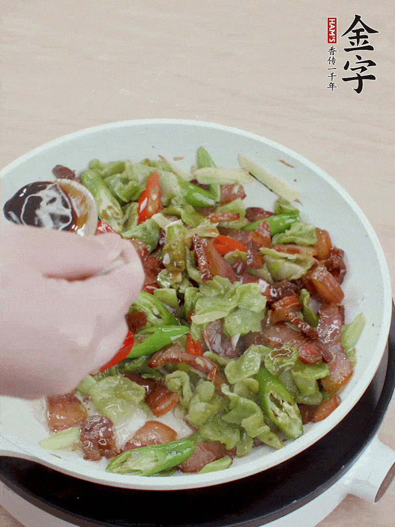 2勺生抽調(diào)味，最后撒蒜葉。