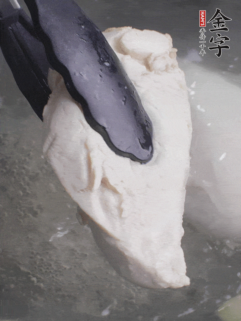 雞胸肉冷水下鍋，加姜片煮熟。過(guò)冰水撕成細(xì)絲。