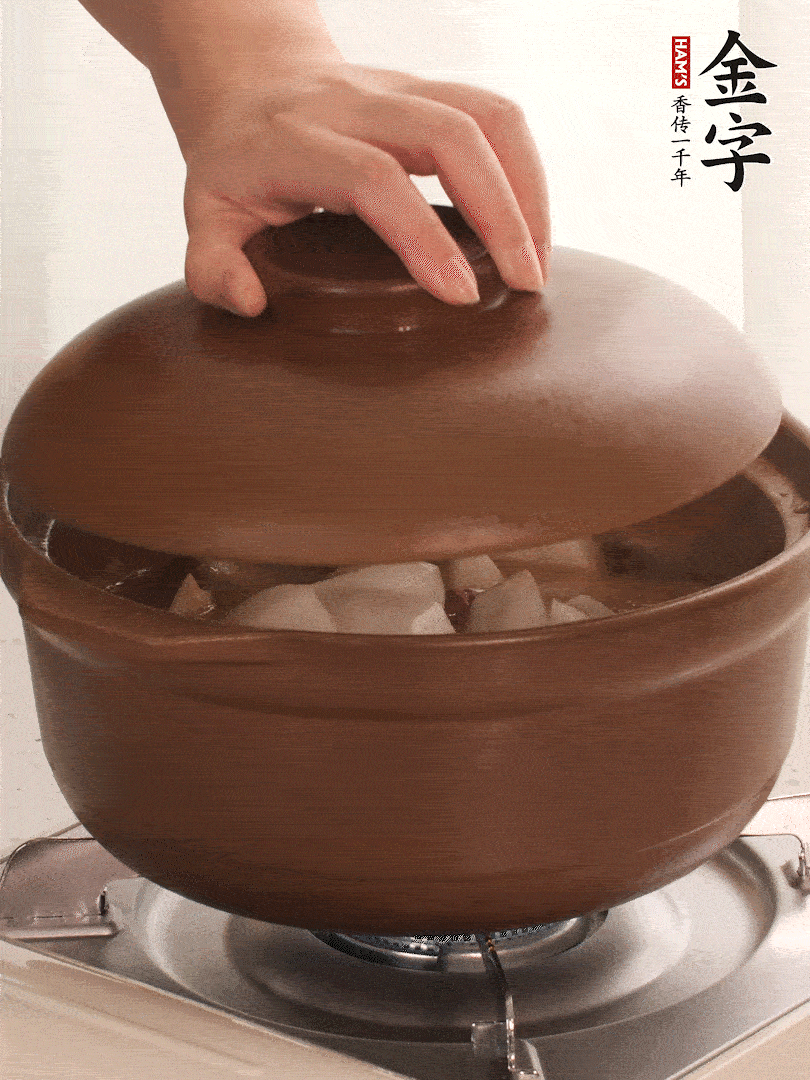 倒沒(méi)過(guò)食材的熱水，大火燒開(kāi)。蓋上蓋子轉(zhuǎn)中小火，燉15-20分鐘。等蘿卜煮到喜歡的軟爛度就可以關(guān)火。