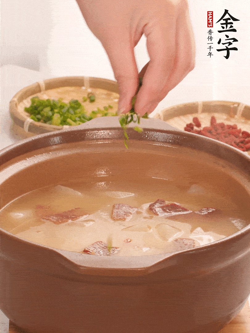 最后點(diǎn)綴點(diǎn)小蔥花、枸杞，增色提味。