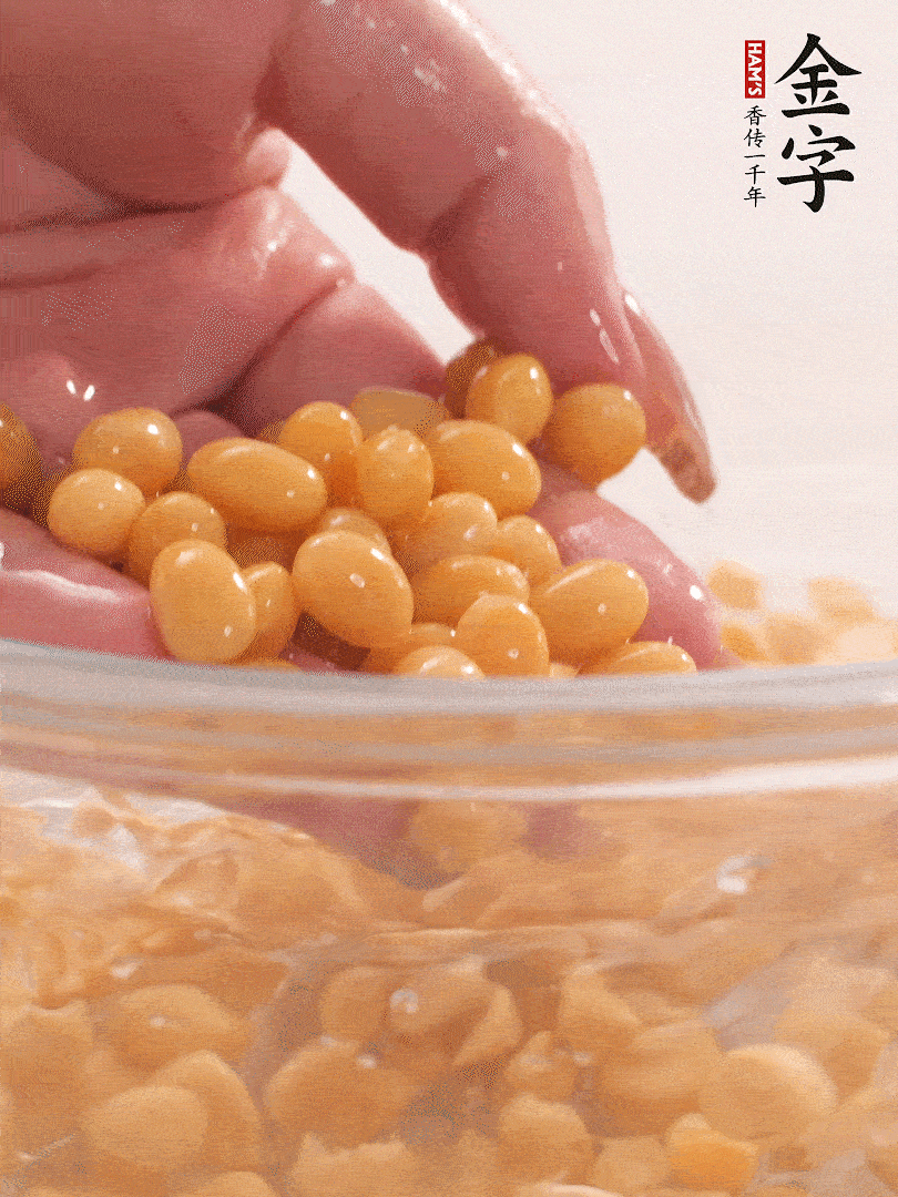 黃豆浸泡2小時，充分泡發(fā)，挑出干癟的不要。