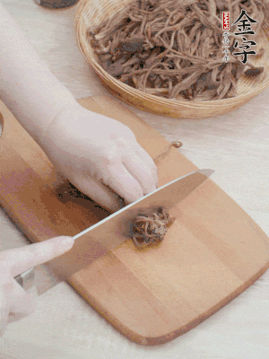 干茶樹(shù)菇浸泡過(guò)夜，去老根焯水，擠干水份。