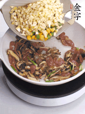 鍋里熱油，爆香蔥白，下香腸片炒至微微出油，加時(shí)蔬粒、香菇粒、春筍粒翻炒均勻。