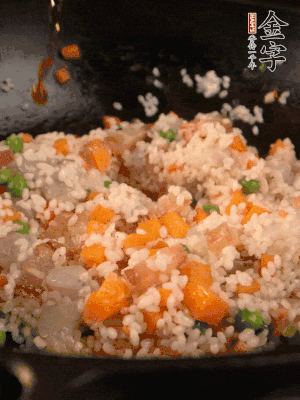 加入糯米翻炒均勻。最后加入蝦仁，用1勺料酒、1勺生抽、1/2勺鹽調(diào)味。