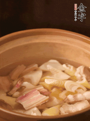 春筍、咸肉、咸肉一起入砂鍋，加姜片、料酒、清水大火煮沸到湯色變白。轉(zhuǎn)小火慢篤半小時(shí)。