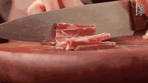 200g金字淡咸肉、100g冬筍、100g香干分別切細(xì)丁。