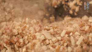 鍋中熱油，依次下食材翻炒，加2勺料酒、少許胡椒粉調(diào)味，撒蔥花攪拌均勻。