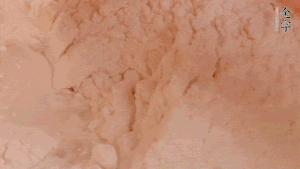 糯米粉中加入溫水，反復(fù)揉成團(tuán)。