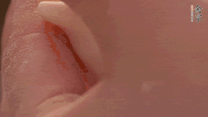 取一小團(tuán)面，用掌心搓成小球狀，從小球中心捏窩，放入餡料，封口后，留出小尾巴。