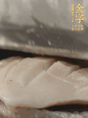 鮑魚(yú)用勺子撬出來(lái)，去掉內(nèi)臟和牙齒，加面粉、白醋、鹽、啤酒抓一下，清水洗凈，切花刀。