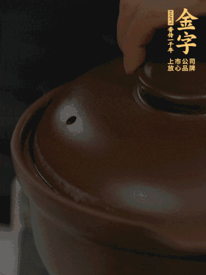 雞、火腿、姜片一起放入砂鍋中，大火轉(zhuǎn)小火燉2小時。