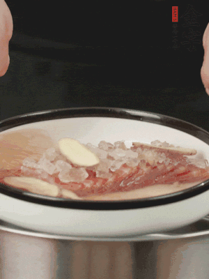 置于盤(pán)中，加冰糖100g、黃酒100g、水200g，上鍋蒸20分鐘。